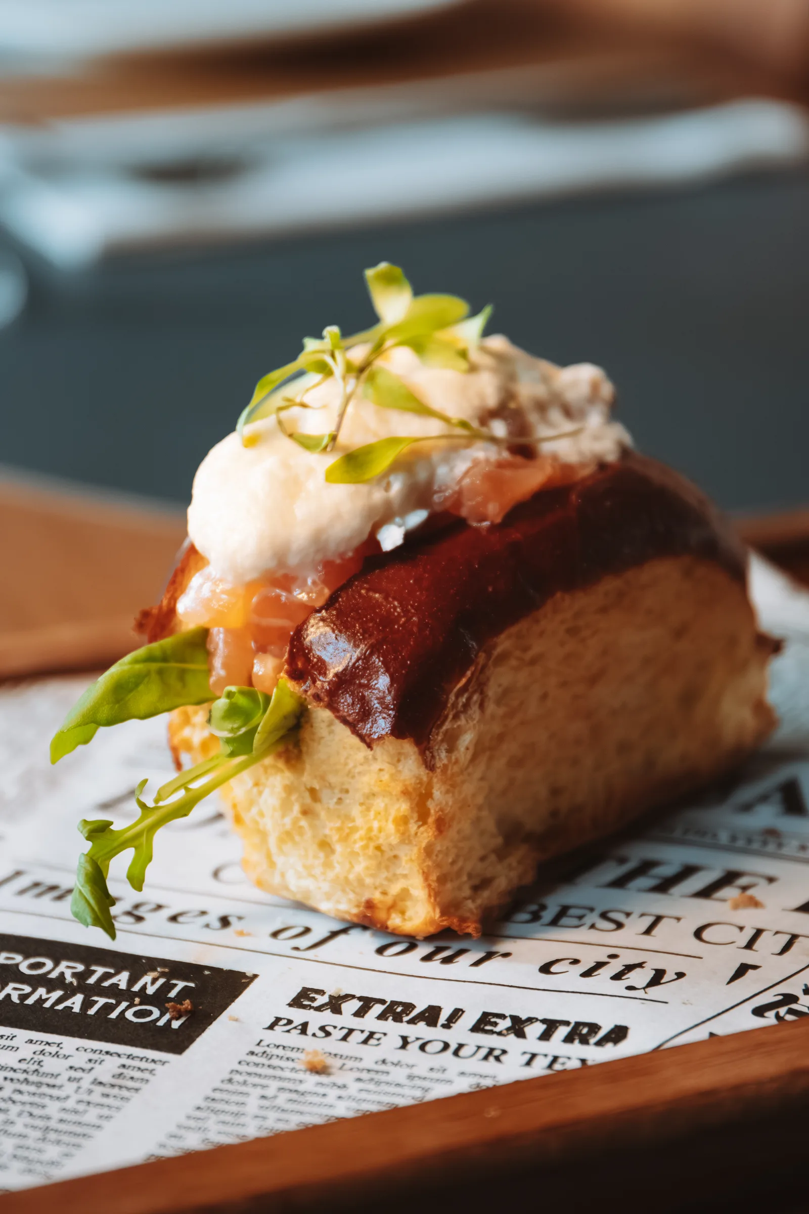 Tartar de salmón marinado sobre brioche