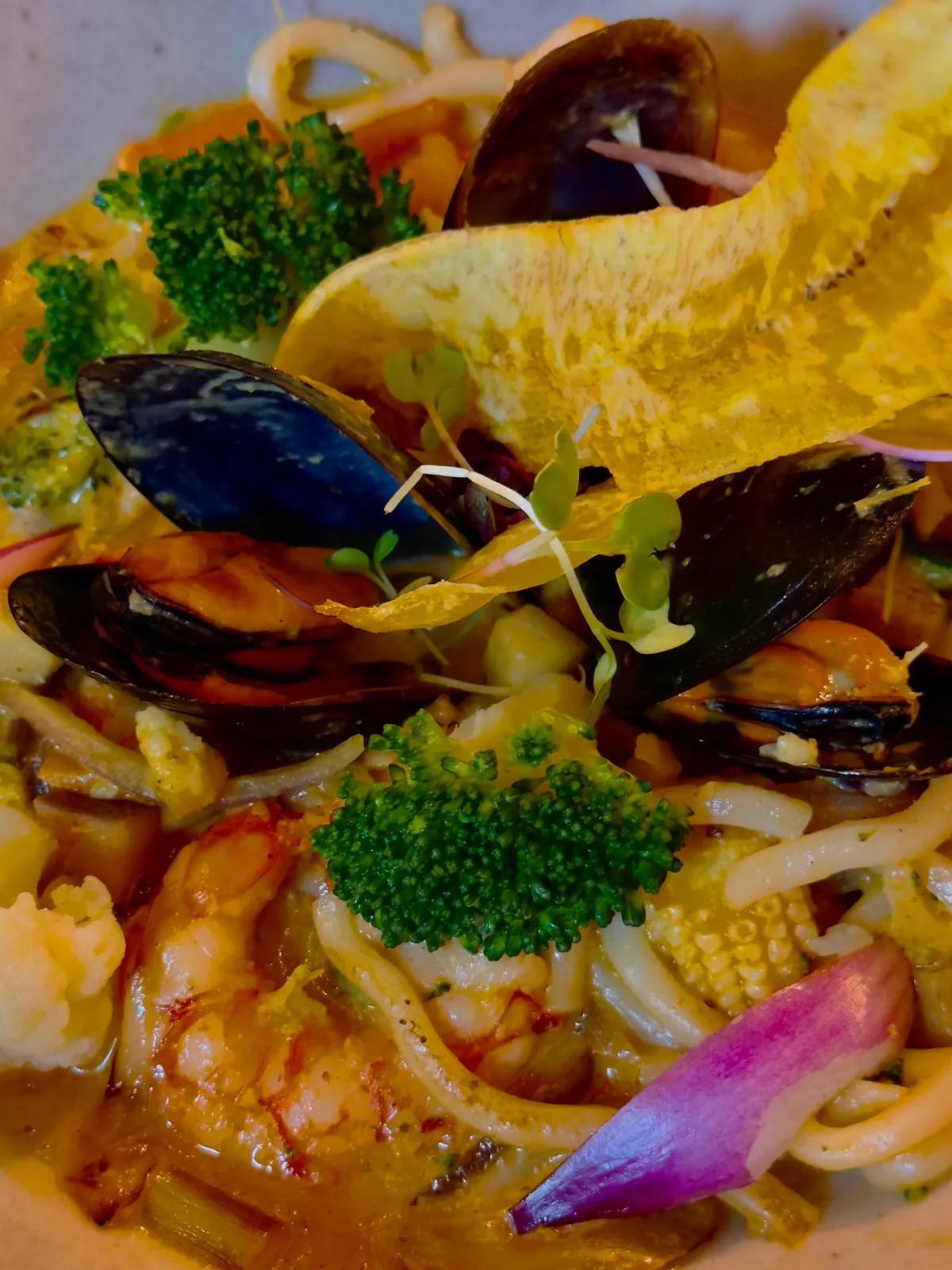 Curry Verde de Langostinos y Mejillones Salteados